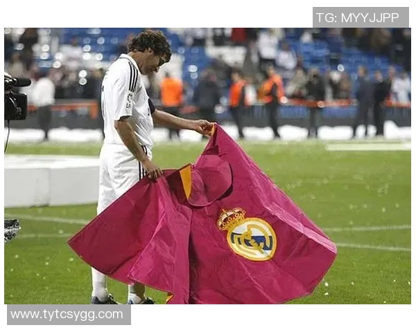 足球明星与斗牛舞的激情碰撞展现运动与艺术的完美融合