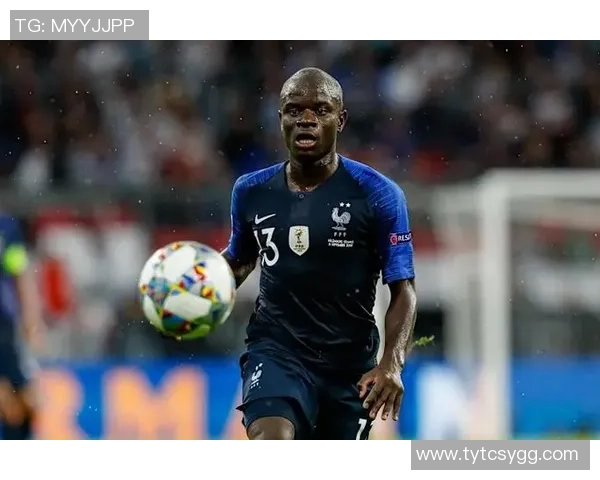 防守型中场足球明星的崛起与战术价值分析